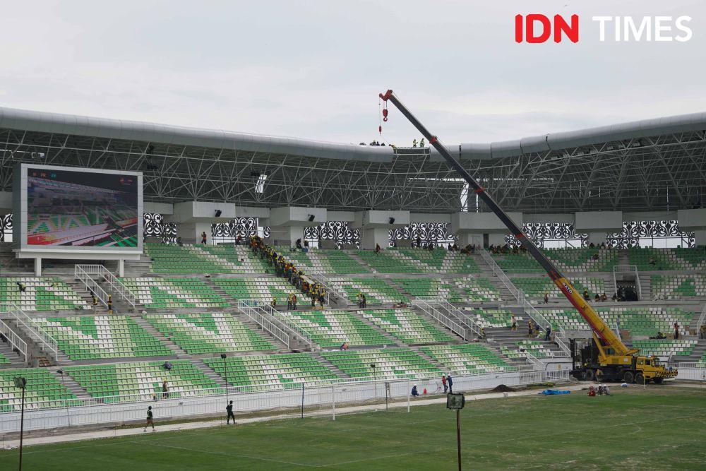 Alat berat beroperasi dalam proses pembangunan stadion utama, sport centre, Kabupaten Deli Serdang, Sumatra Utara, Selasa (11/9/2024). (IDN Times/Prayugo Utomo)