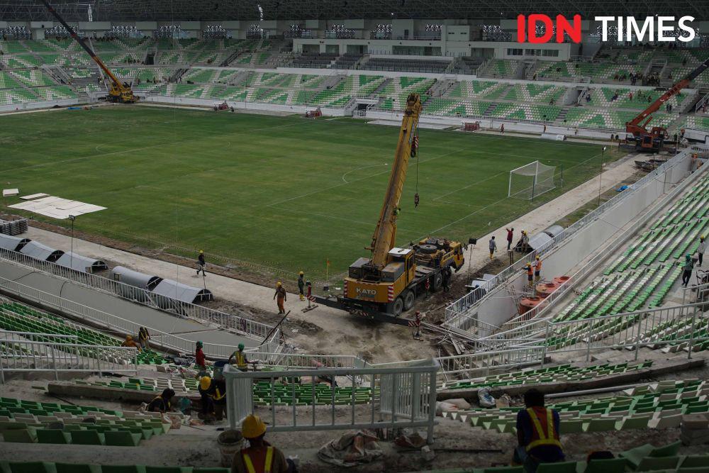 Para pekerja merampungkan proses pembangunan stadion utama stadion utama, sport centre, Kabupaten Deli Serdang, Sumatra Utara, Selasa (11/9/2024). (IDN Times/Prayugo Utomo)