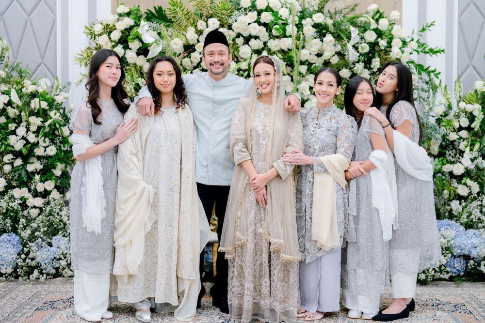 9 Gaya Anak-Anak Tora Sudiro, Selalu Modis dan Kompak!