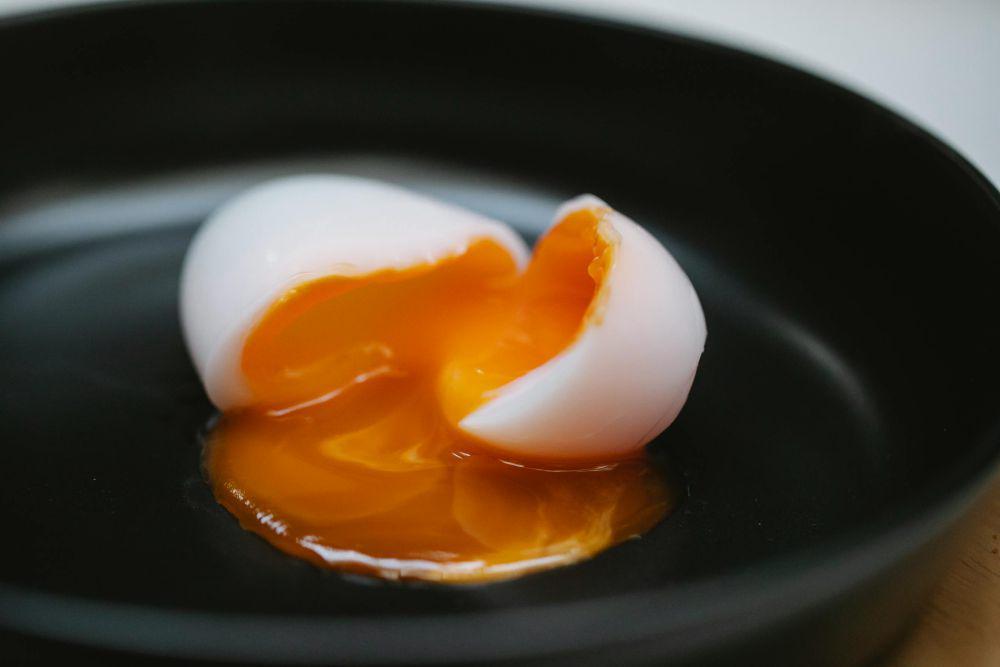 Telur setengah matang (pexels.com/Klaus Nielsen)