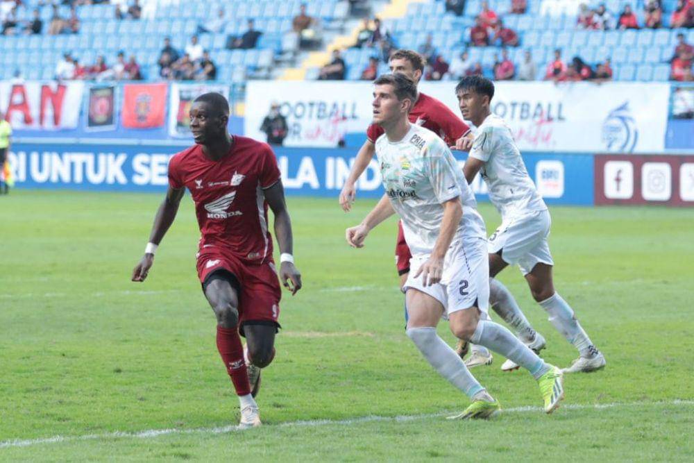 Salah satu momen pertandingan pekan keempat BRI Liga 1 2024/25 antara PSM Makassar melawan Persib Bandung yang berlangsung di Stadion Batakan Balikpapan pada Rabu 11 September 2024. (Dok. Ofisial PSM Makassar)