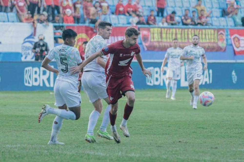 Salah satu momen pertandingan pekan ke-4 BRI Liga 1 2024/25 antara PSM Makassar versus Persib Bandung yang  berlangsung di Stadion Batakan Balikpapan pada Rabu 11 September 2024. (Instagram.com/psm_makassar)