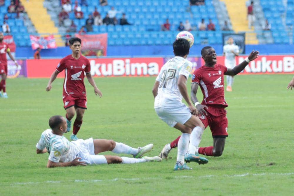 Salah satu momen pertandingan pekan keempat BRI Liga 1 2024/25 antara PSM Makassar melawan Persib Bandung yang berlangsung di Stadion Batakan Balikpapan pada Rabu 11 September 2024. (Dok. Ofisial PSM Makassar)