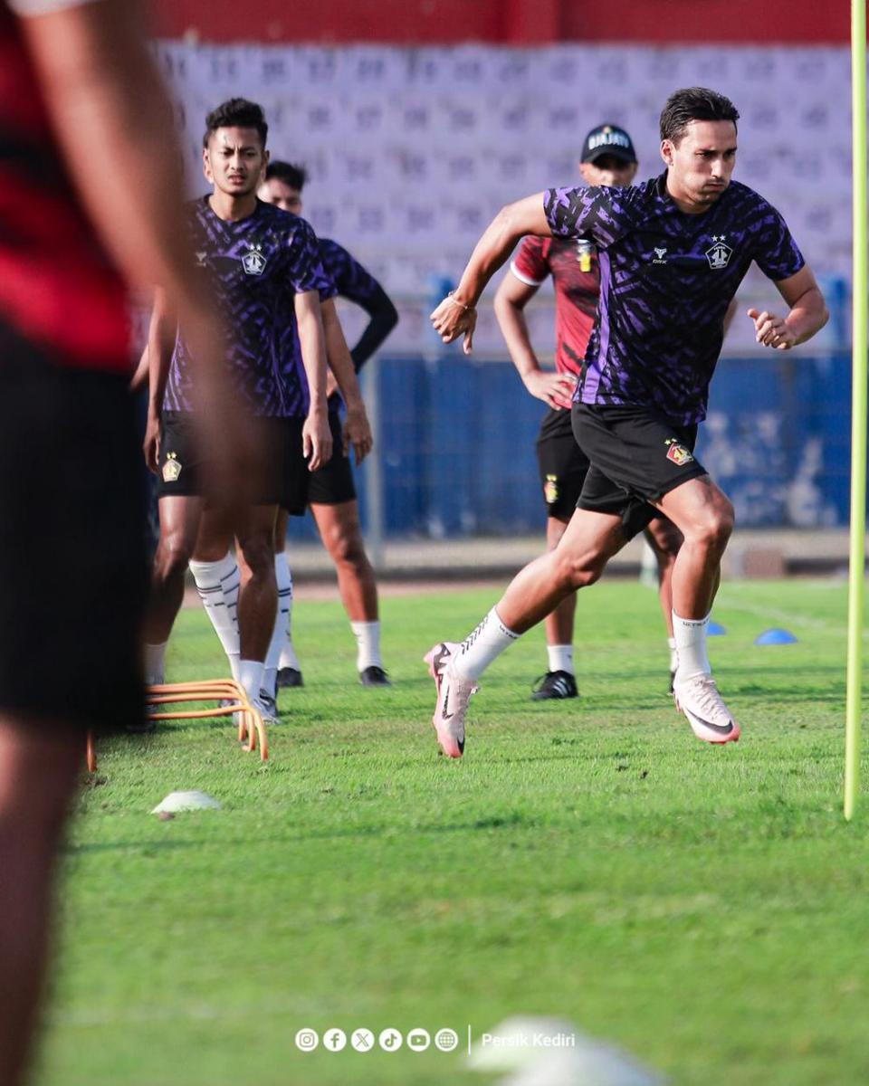 Pemain Persik Kediri saat berlatih. Instagram.com/ persikfcofficial
