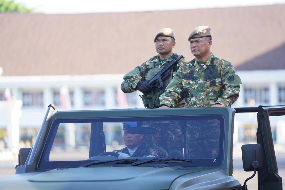 Wakil Kepala Staf Angkatan Darat (Wakasad) Letjen TNI Tandyo Budi Revita saat memimpin upacara penetapan 500 personel Komponen Cadangan (Komcad) Gelombang I Tahun 2024 di Lapangan Murjani, Banjarbaru, Kalimantan Selatan, Rabu (11/9/2024). (Dok. Dispenad TNI AD)