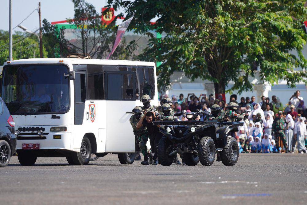 Komponen Cadangan (Komcad) saat unjuk gigi kemampuan dalam upacara penetapan 500 personel Komponen Cadangan (Komcad) Gelombang I Tahun 2024 di Lapangan Murjani, Banjarbaru, Kalimantan Selatan, Rabu (11/9/2024). (Dok. Dispenad TNI AD)