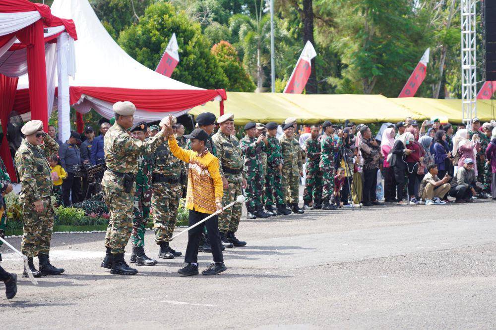 Wakil Kepala Staf Angkatan Darat (Wakasad) Letjen TNI Tandyo Budi Revita di sela upacara penetapan 500 personel Komponen Cadangan (Komcad) Gelombang I Tahun 2024 di Lapangan Murjani, Banjarbaru, Kalimantan Selatan, Rabu (11/9/2024). (Dok. Dispenad TNI AD)