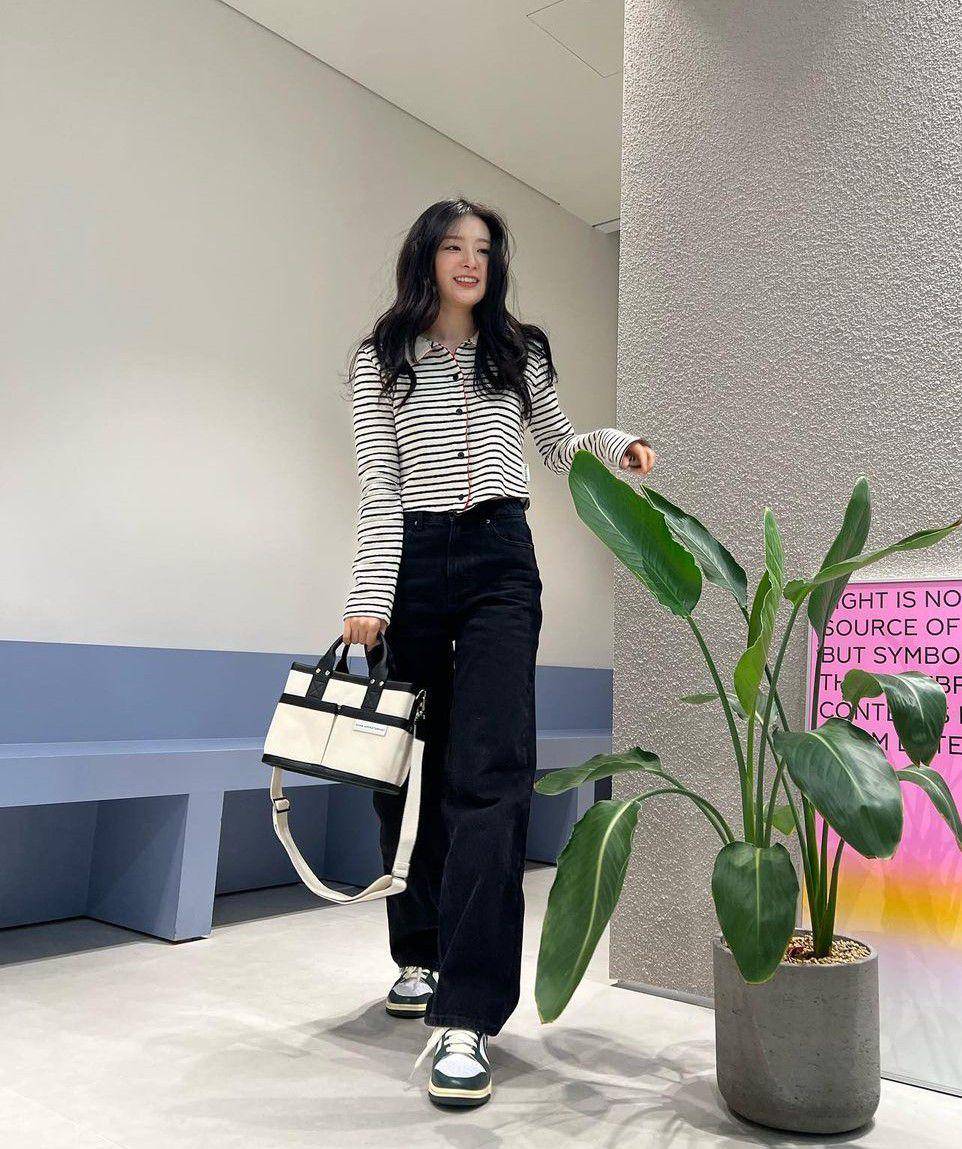 ide outfit kuliah ala Seulgi Red Velvet (instagram.com/hi_sseulgi)