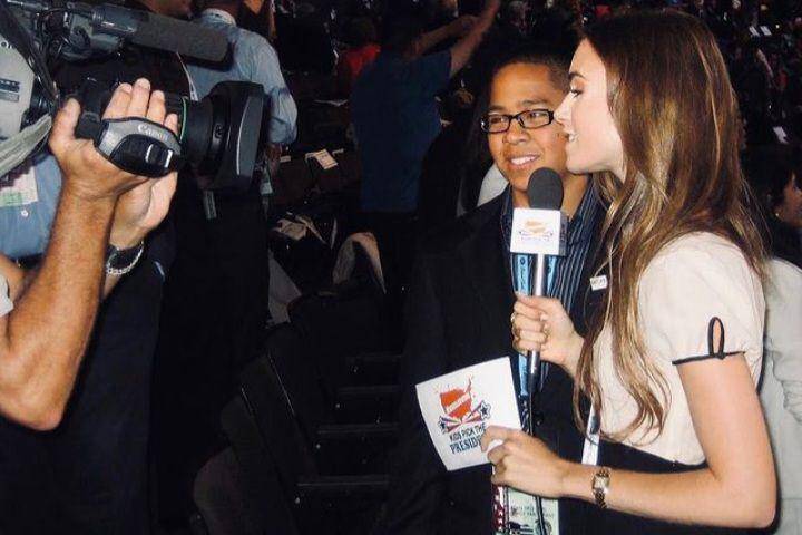 Lily Collins di Konvensi Nasional Demokrat sebagai jurnalis untuk Kids Pick the President Nickelodeon pada 2008 (commons.wikimedia.org/lilyjcollins)