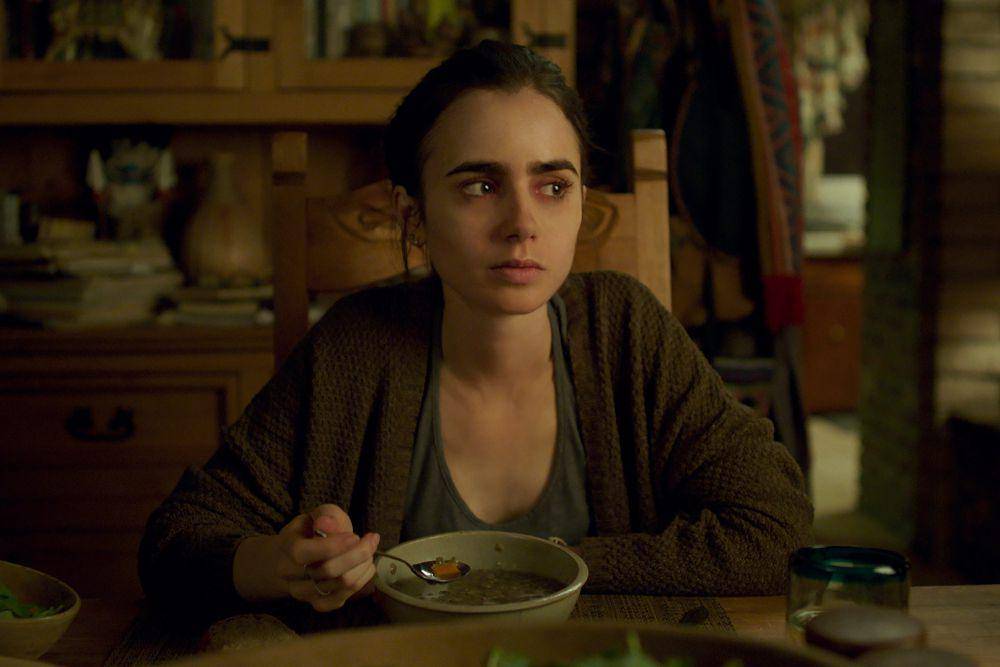 cuplikan adegan yang diperankan Lily Collins dalam film To the Bone (dok. Mockingbird Pictures/To the Bone)
