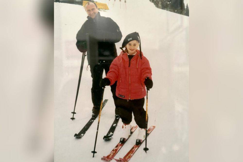 potret Lily Collins dan ayahnya saat bermain ski (instagram.com/lilycollins)