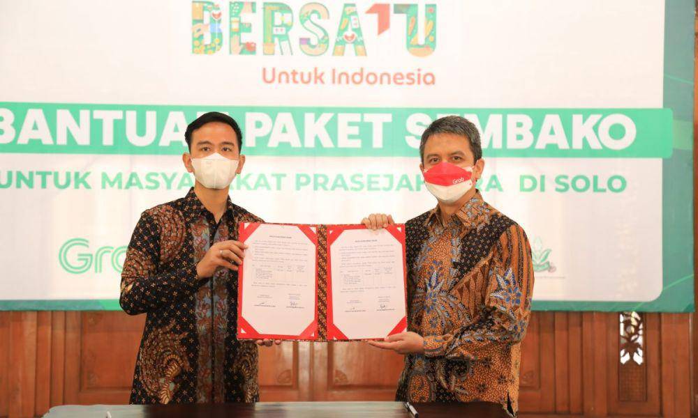 Wali Kota Solo, Gibran bersama Presiden Grab Indonesia, Ridzki Kramadibrata. (ppid.surakarta.go.id
