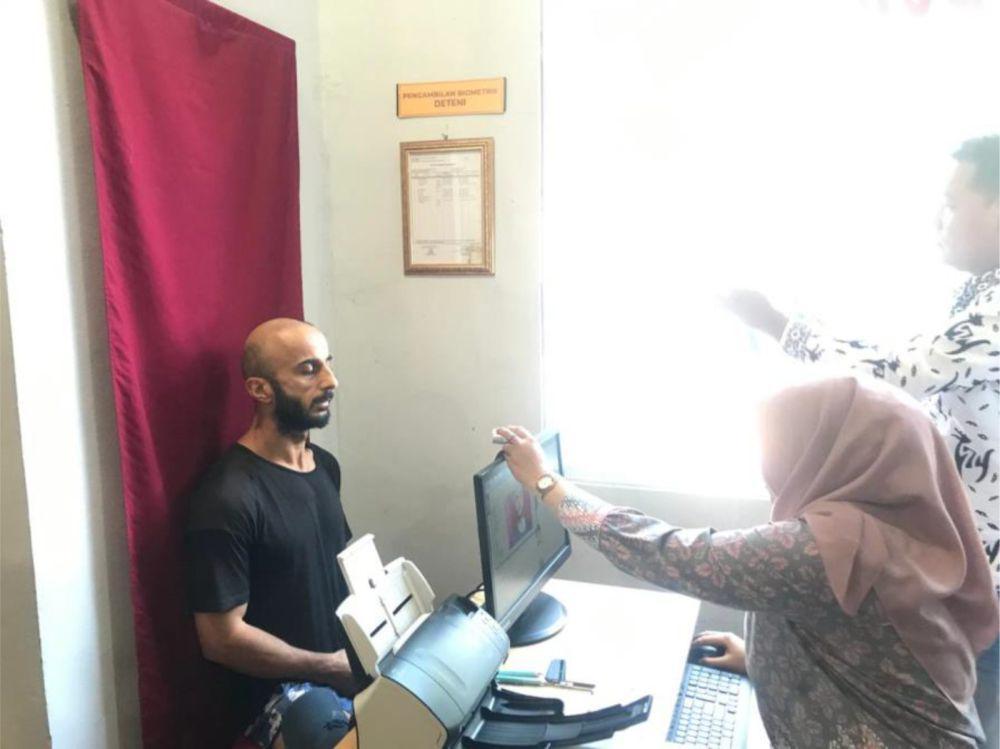 Pendataan WNA bermasalah oleh Kantor Keimigrasian DIY. (dok. Kanwil Kemenkumham DIY)