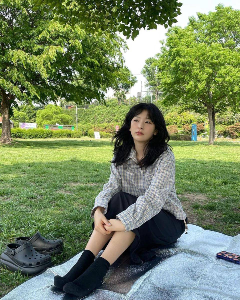ide outfit kuliah ala Seulgi Red Velvet (instagram.com/hi_sseulgi)