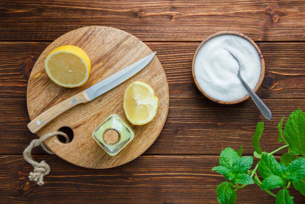 ilustrasi membalur lemon dengan garam (freepik.com/8photo)