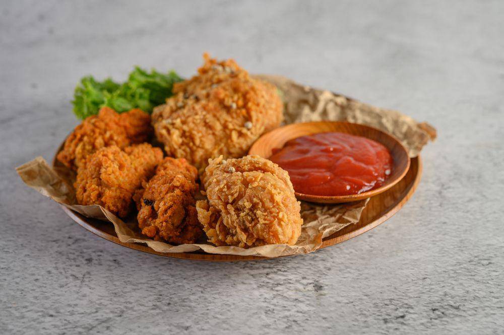 ilustrasi ayam goreng (freepik.com/jcomp)