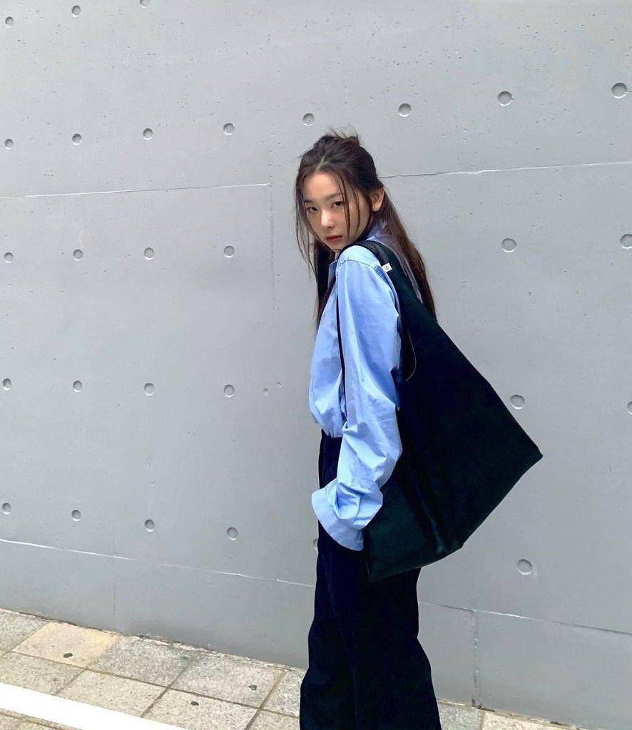 ide outfit kuliah ala Seulgi Red Velvet (instagram.com/hi_sseulgi)