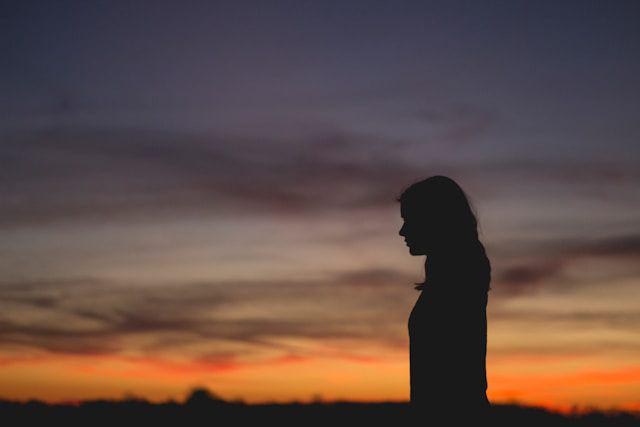 ilustrasi menyimpan dendam dapat menghambatmu menjadi lebih baik (unsplash.com/@alexjones)