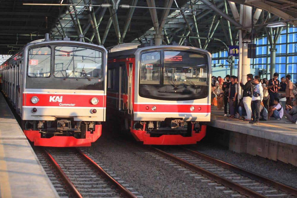Sejumlah warga bersiap memasuki gerbong KRL Commuterline di Stasiun Manggarai, Jakarta, Rabu (11/9/2024). (ANTARA FOTO/Reno Esnir)