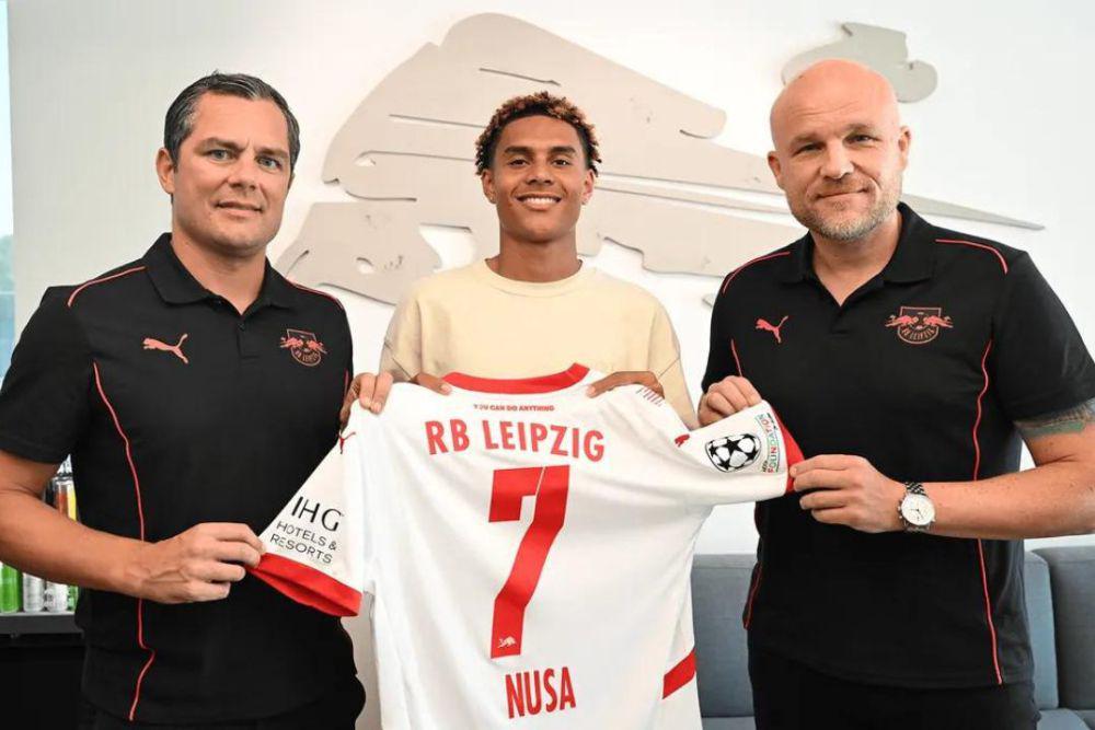 Antonio Nusa (tengah) diperkenalkan sebagai pemain baru RB Leipzig pada musim panas 2024. (rbleipzig.com)