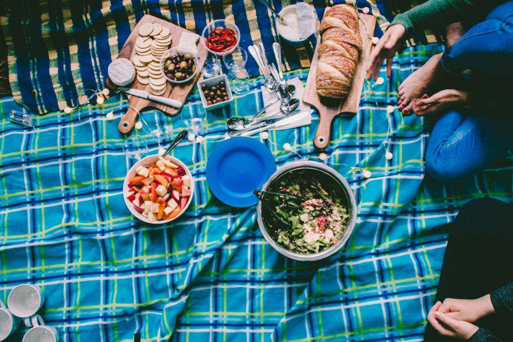 ilustrasi piknik (unsplash.com/brittgaiser)