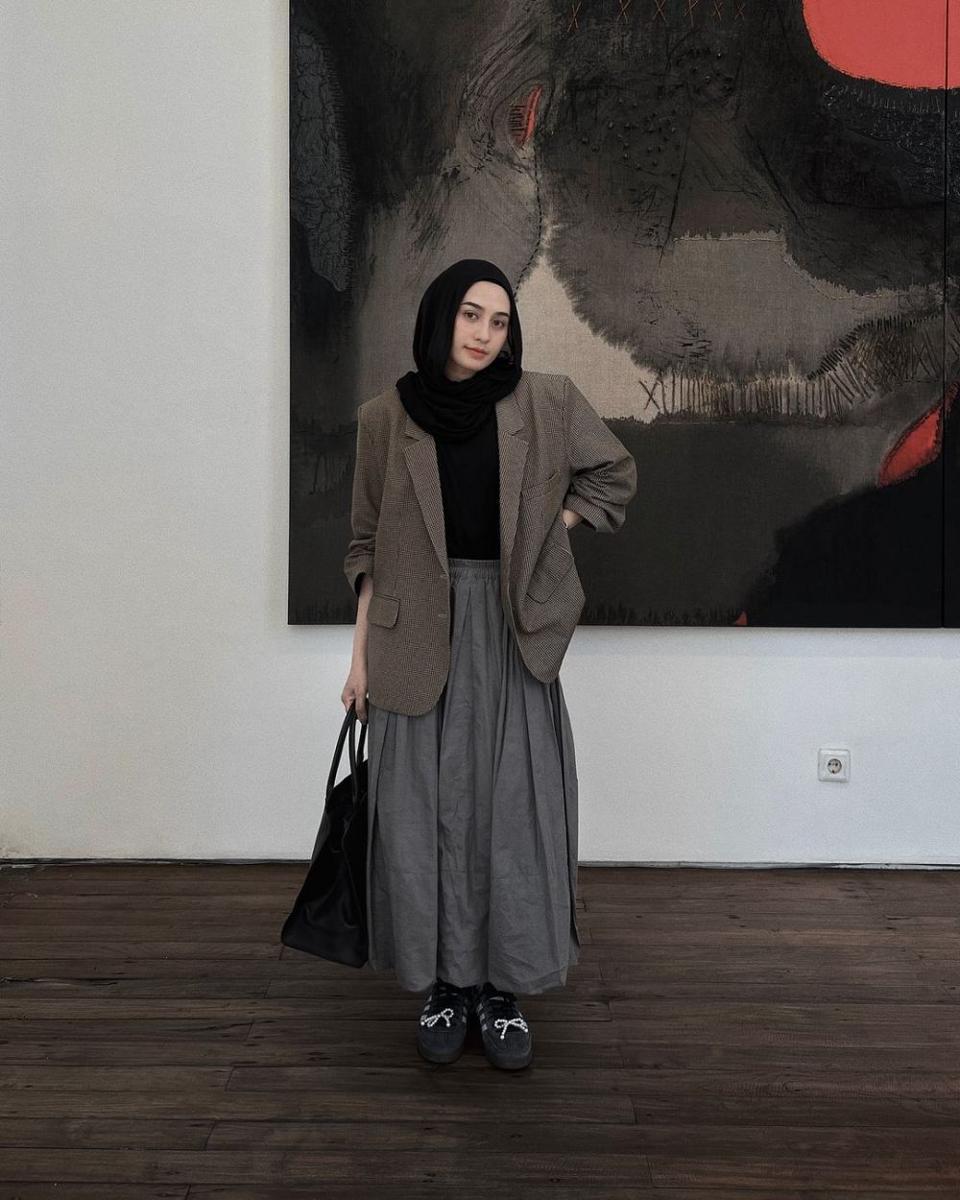 padu-padan blazer ala influencer hijab Helmi Nursifah (instagram.com/helminursifah)