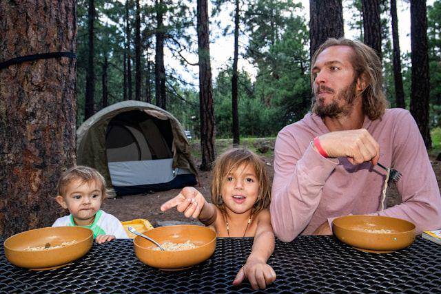 ilustrasi menikmati camping bersama anak (unsplash.com/Derek Owens)