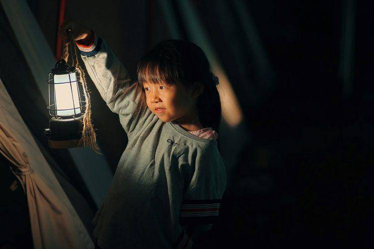 ilustrasi anak memegang lampu camping (pixabay.com/ymyphoto)