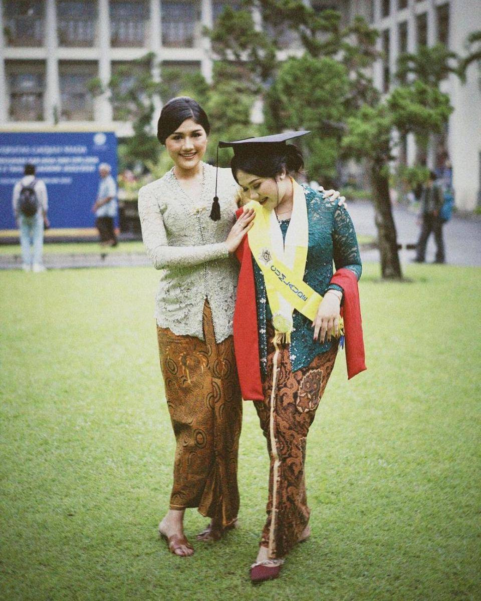 Kebaya Shania Gudono (instagram.com/shaniagudono)