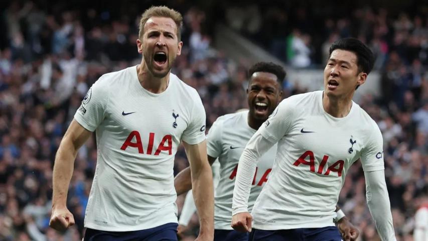 Harry Kane (kiri) dan Son Heung Min (kanan) merayakan gol ke gawang Arsenal. (premierleague.com)