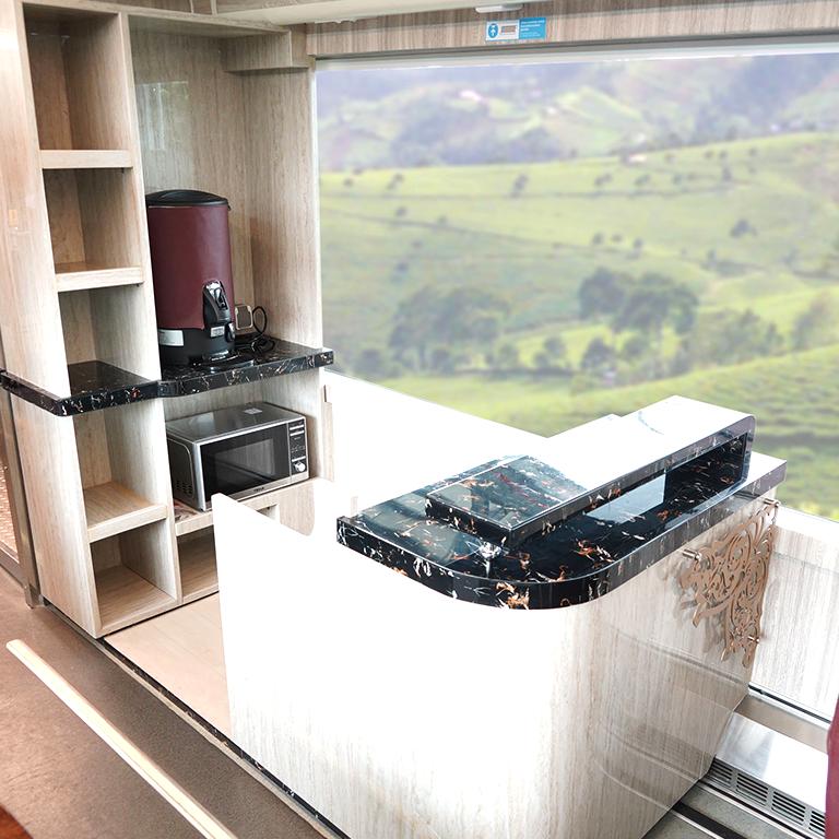 Mini bar di gerbong kereta Panoramic. Foto: KAI Wisata
