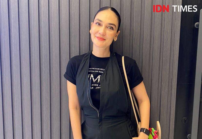 potret Luna Maya saat berkunjung ke kantor IDN, Jakarta, Kamis (12/9/2024) (dok. IDN Times/Rani Asnurida)