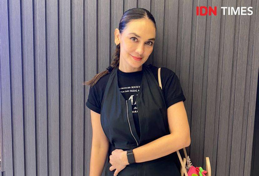potret Luna Maya saat berkunjung ke kantor IDN, Jakarta, Kamis (12/9/2024) (dok. IDN Times/Rani Asnurida)