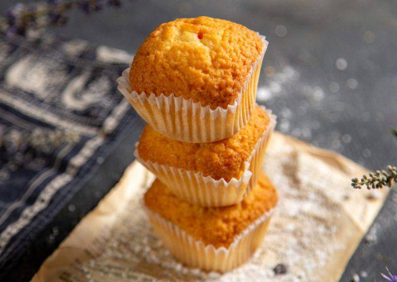 ilustrasi banana muffin (freepik.com/KamranAydinov)
