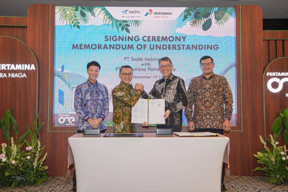 Penandatanganan MoU oleh Direktur Pemasaran Pusat dan Niaga PT Pertamina Patra Niaga, Maya Kusmaya dan CEO PT Sojitz Indonesia, Seiji Itagaki di Bali, pada Selasa, (10/9). (dok. Pertamina)