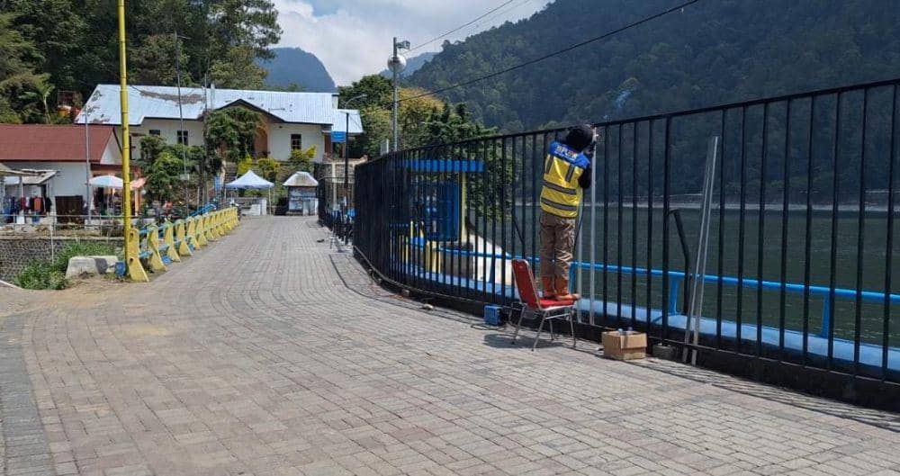 Pagar besi pengaman yang berada di tepi sisi selatan Telaga Sarangan di Magetan dicuri orang. IDN Times/ Riyanto.