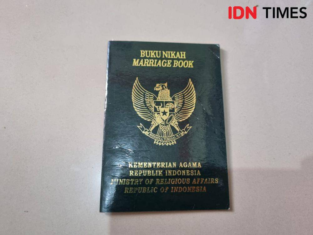 Ilustrasi buku nikah (IDN Times/Ilman Nafi'an)