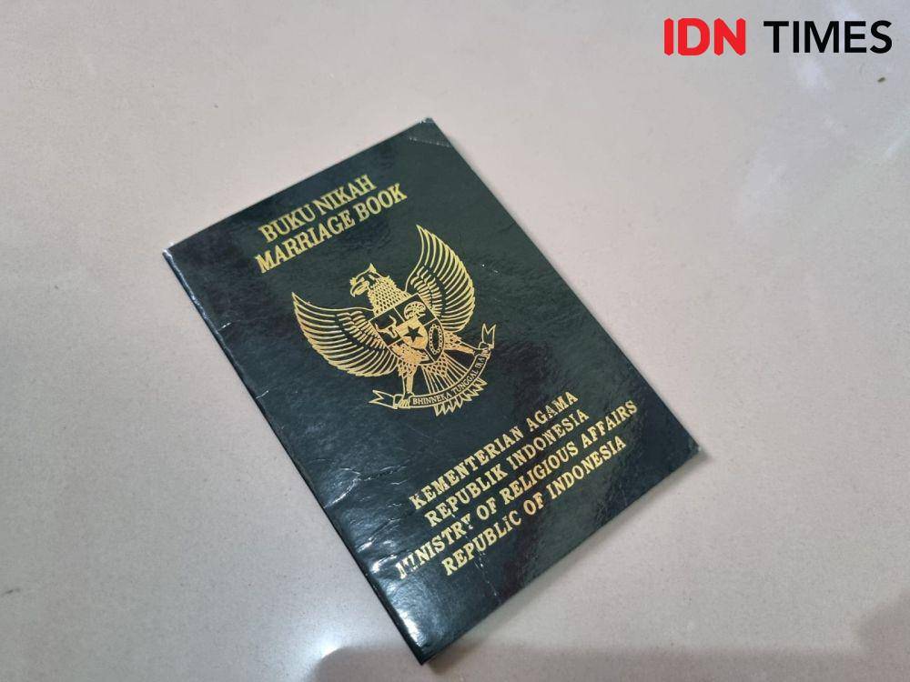 Ilustrasi buku nikah (IDN Times/Ilman Nafi'an)