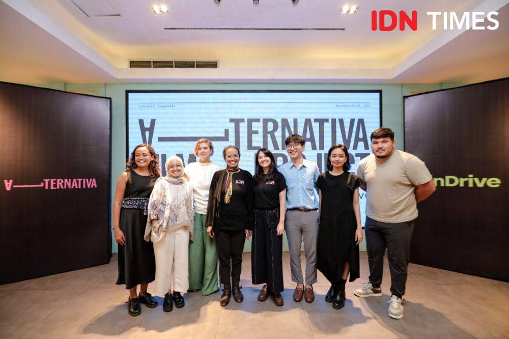 Wahyu Ramadhan (ketiga dari kanan) communications manager inDrive Indonesia.(IDN Times/Dok.Indrive)