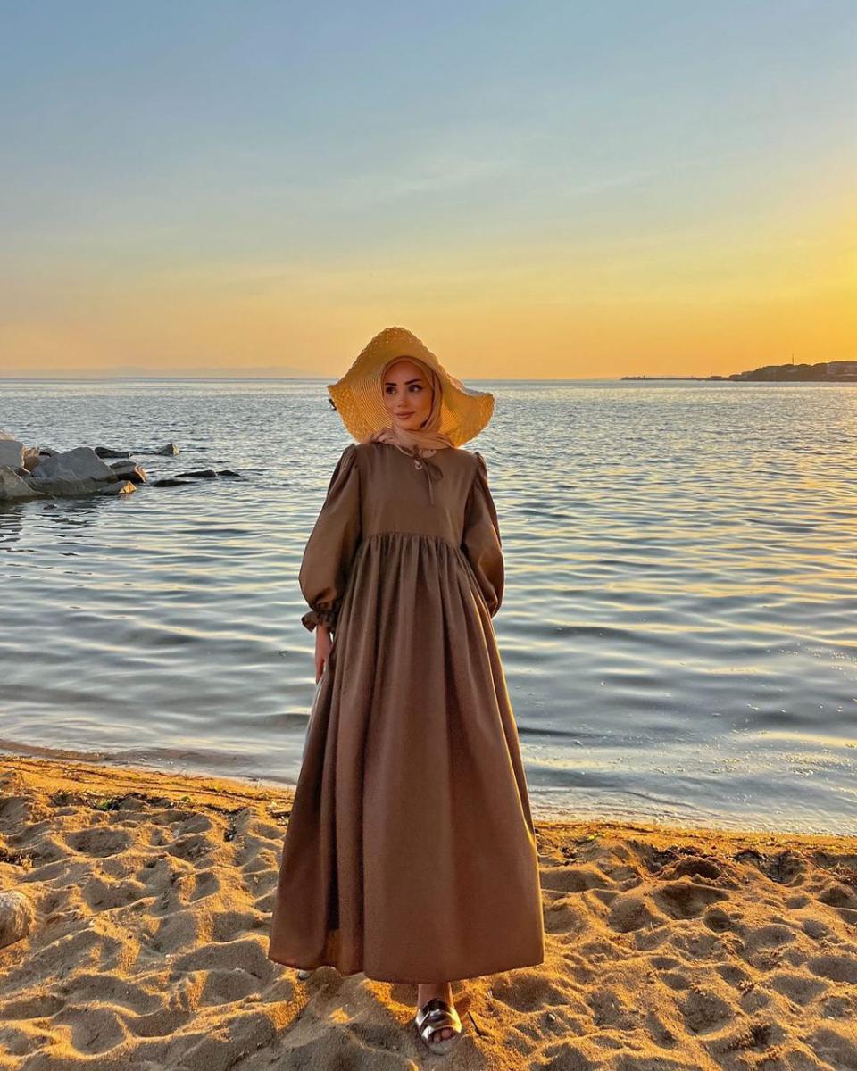OOTD dress hijab ke pantai (instagram.com/edanur_gz)