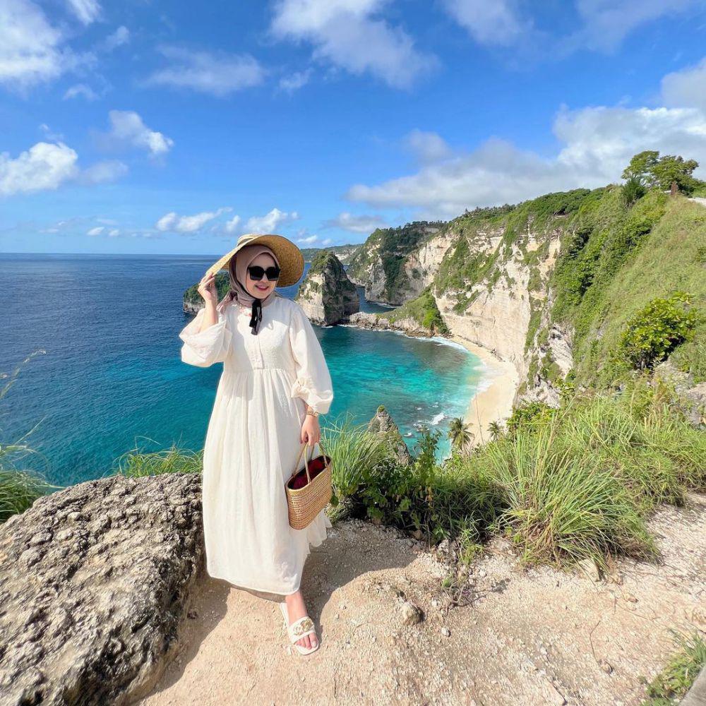OOTD dress hijab ke pantai (instagram.com/meilanindraa)