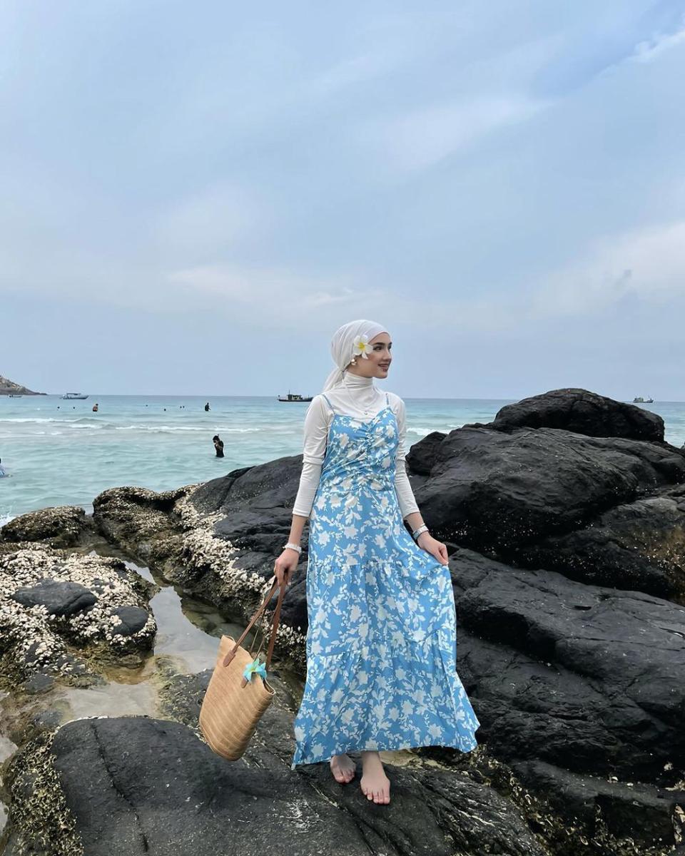 OOTD dress hijab ke pantai (instagram.com/alyshaanasrin)