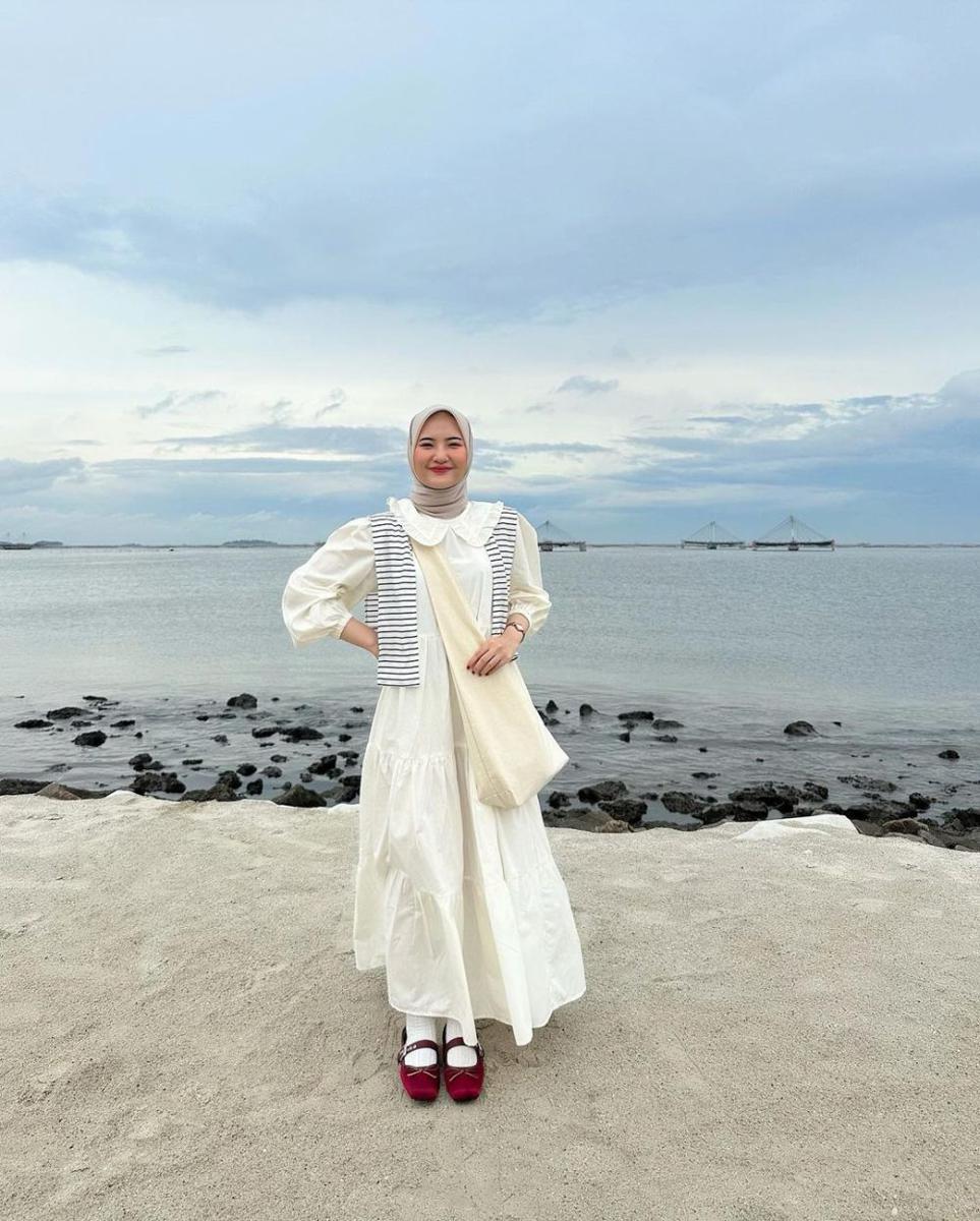 OOTD dress hijab ke pantai (instagram.com/intanghazll_)