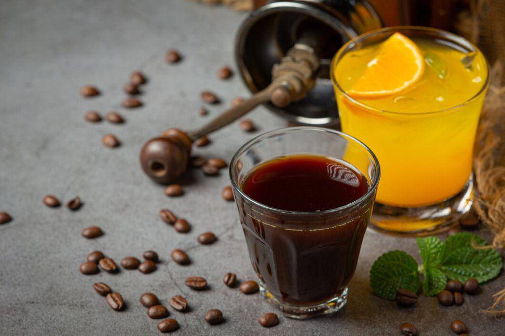 ilustrasi kopi dan jus jeruk (freepik.com/jcomp)