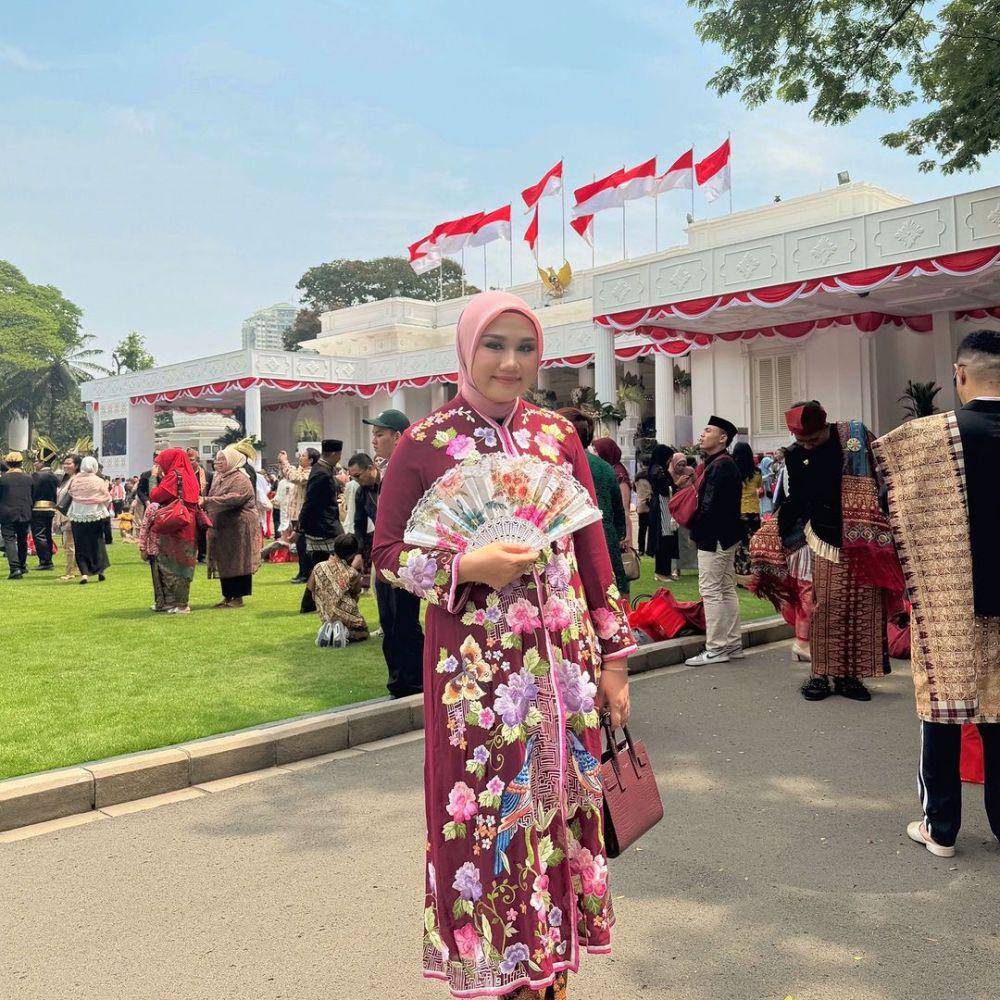 Kebaya Shania Gudono (instagram.com/shaniagudono)