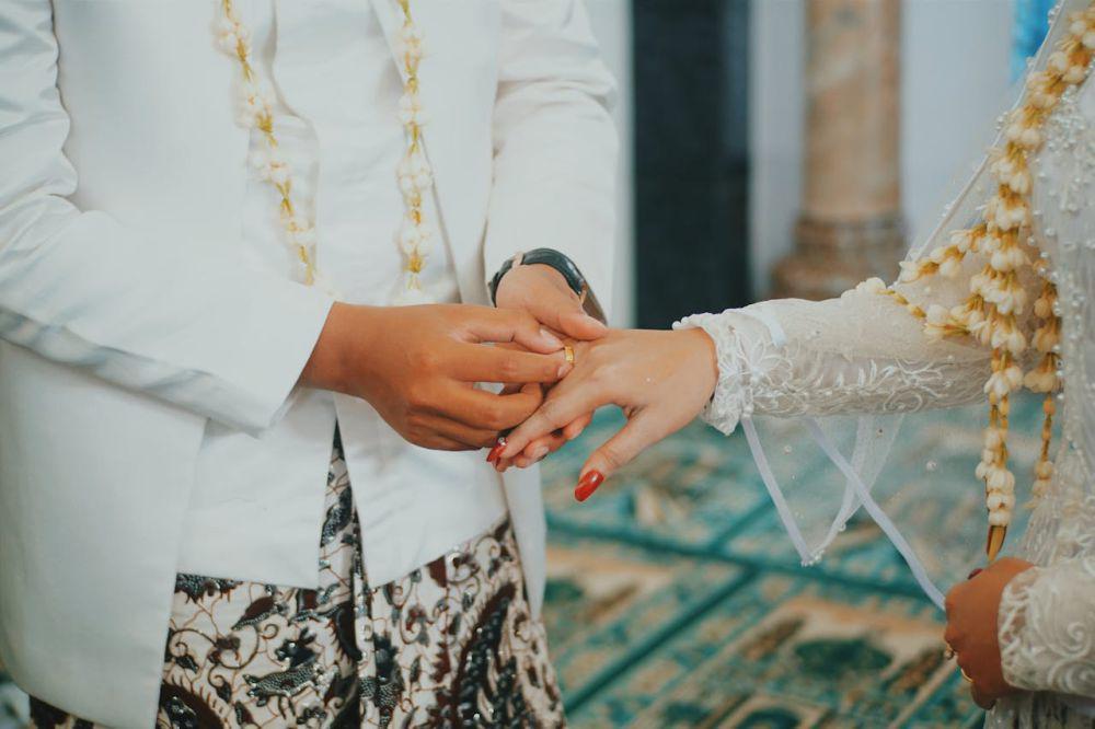 ilustrasi memasangkan cincin pernikahan (pexels.com/Danu Hidayatur Rahman)
