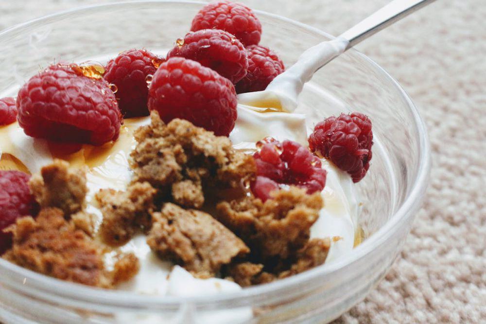 ilustrasi parfait yogurt Yunani (pexels.com/Jenna Hamra)