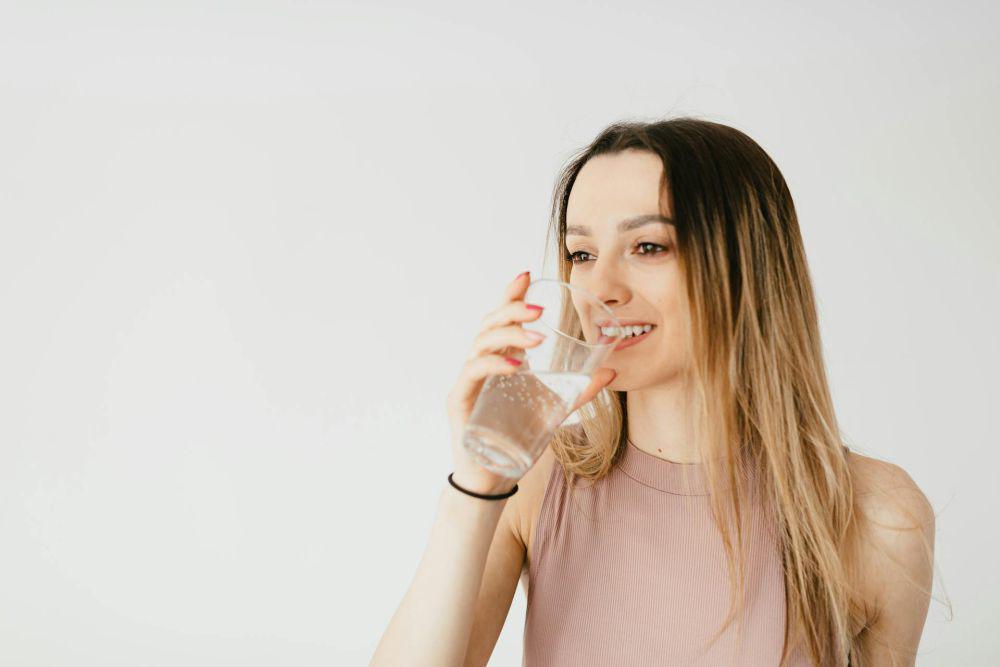 ilustrasi minum air putih (pexels.com/Karolina Kaboompics)
