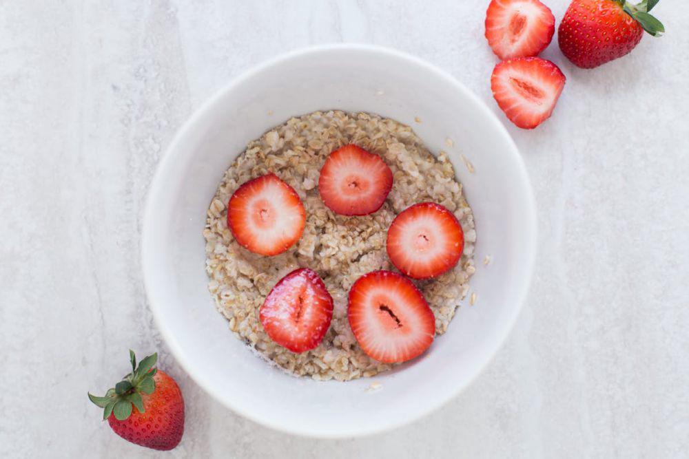 ilustrasi oatmeal buah segar (pexels.com/Keegan Evans)