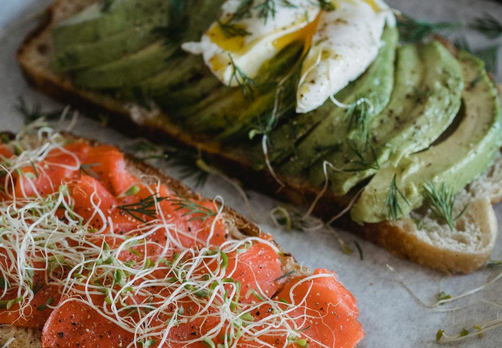 ilustrasi roti alpukat dan salmon (pexels.com/Nicola Barts)